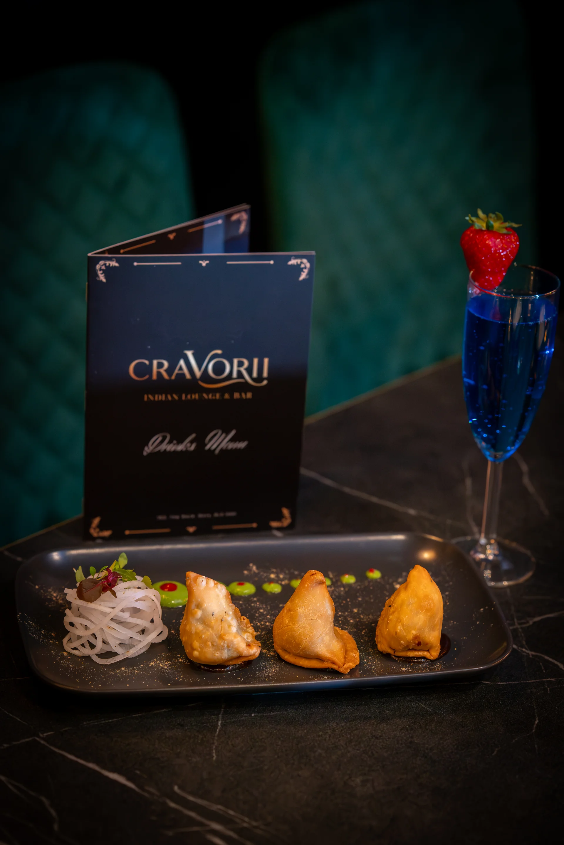 Cravorii cocktail with samosas