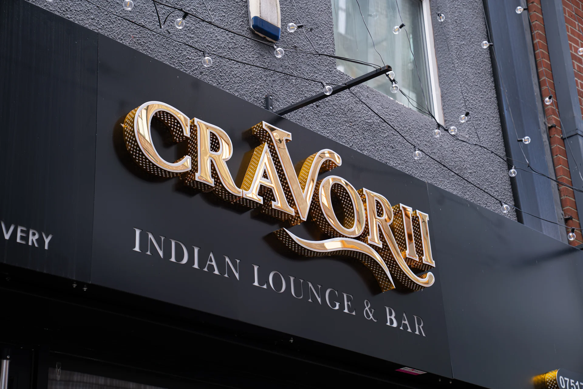 Cravorii gold signage