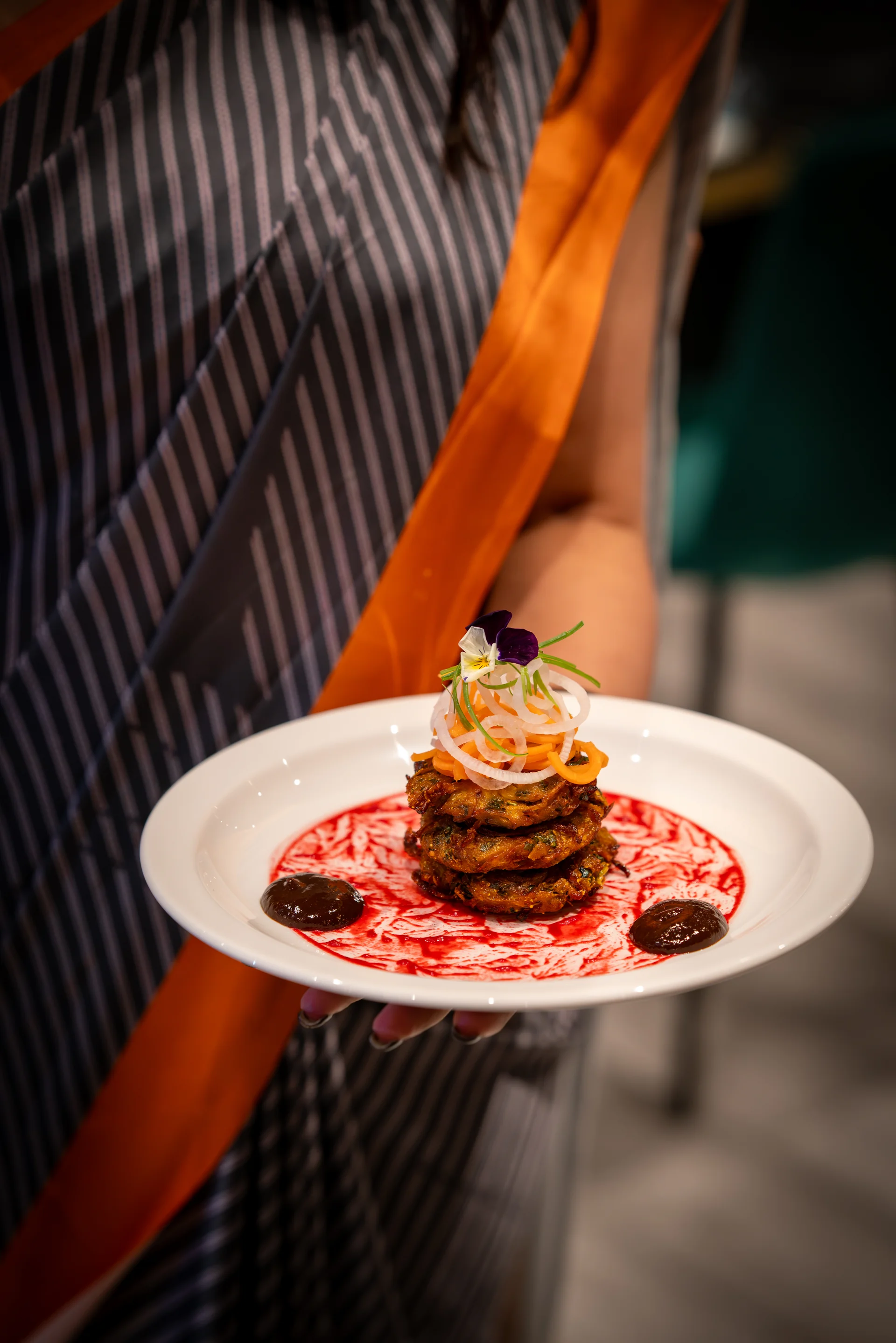 Cravorii dish being served