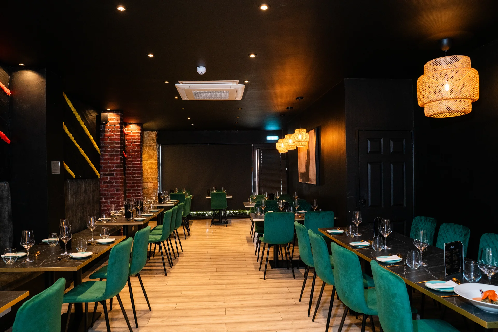 Cravorii restaurant full view