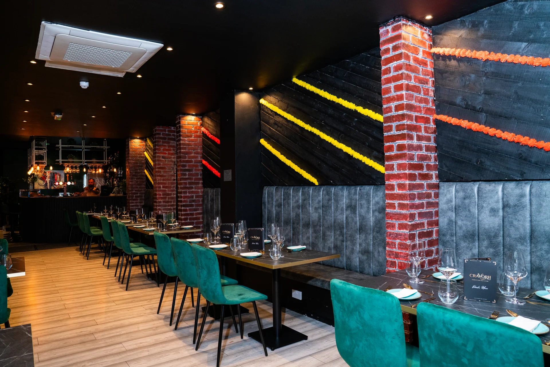 Cravorii full restaurant length