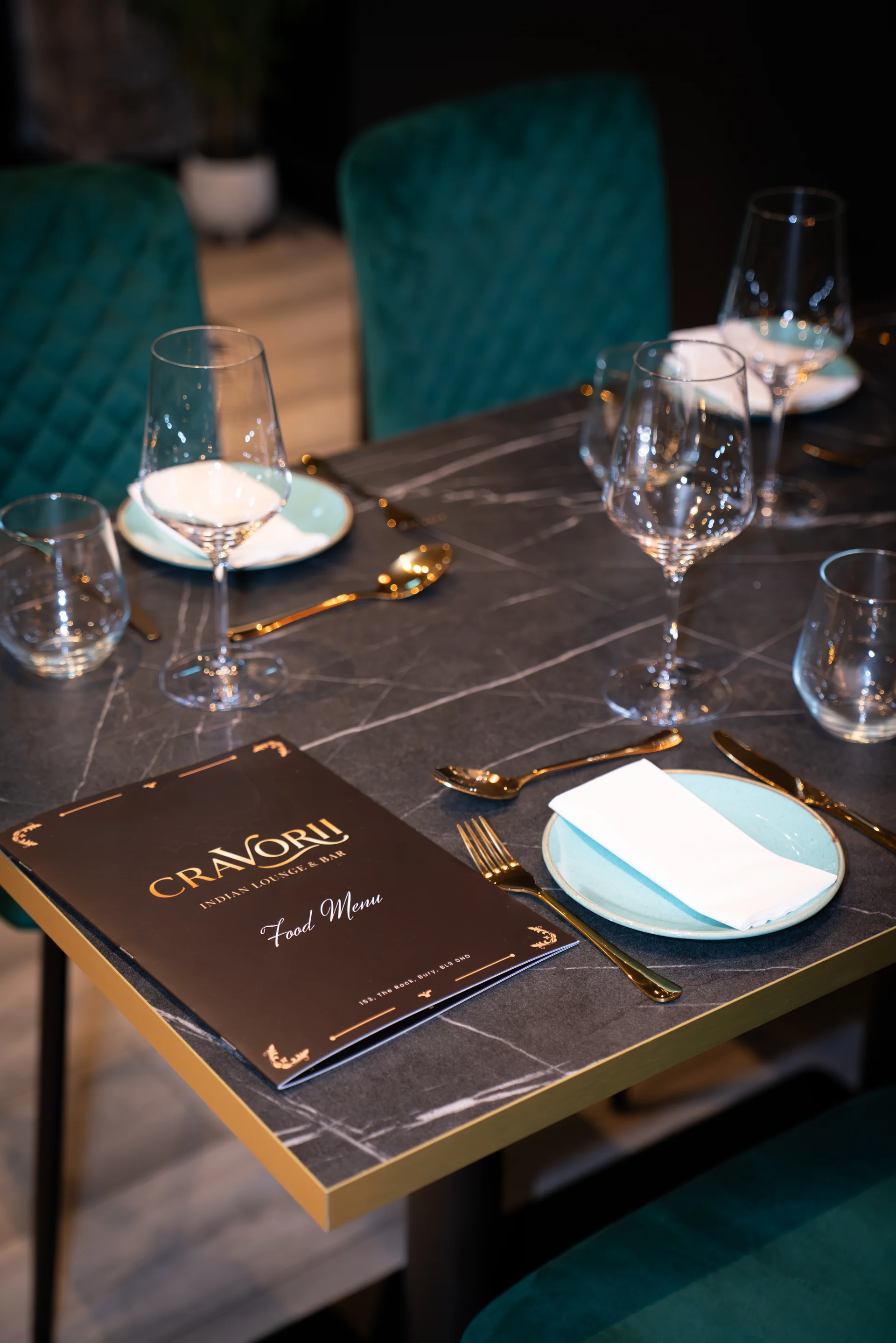 Cravorii table setting