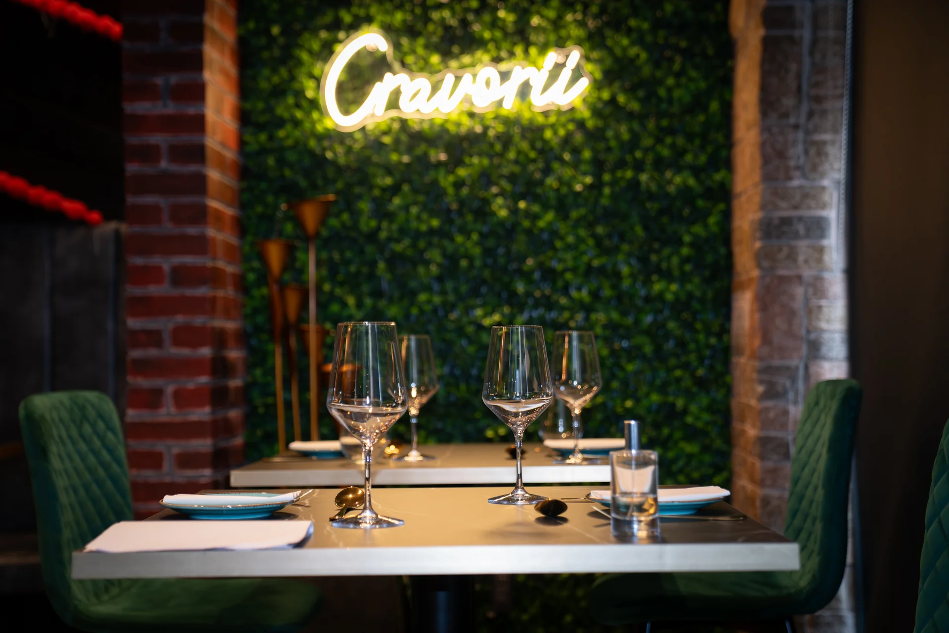 Cravorii romantic table for two